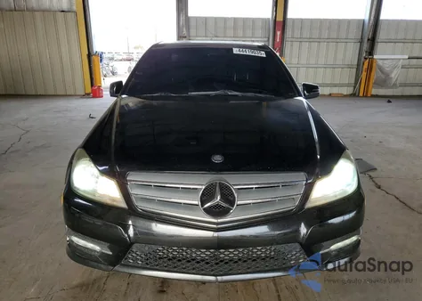 2012 Mercedes-Benz C 250 z USA, uszkodzony, nr VIN WDDGF4HB6CF851138